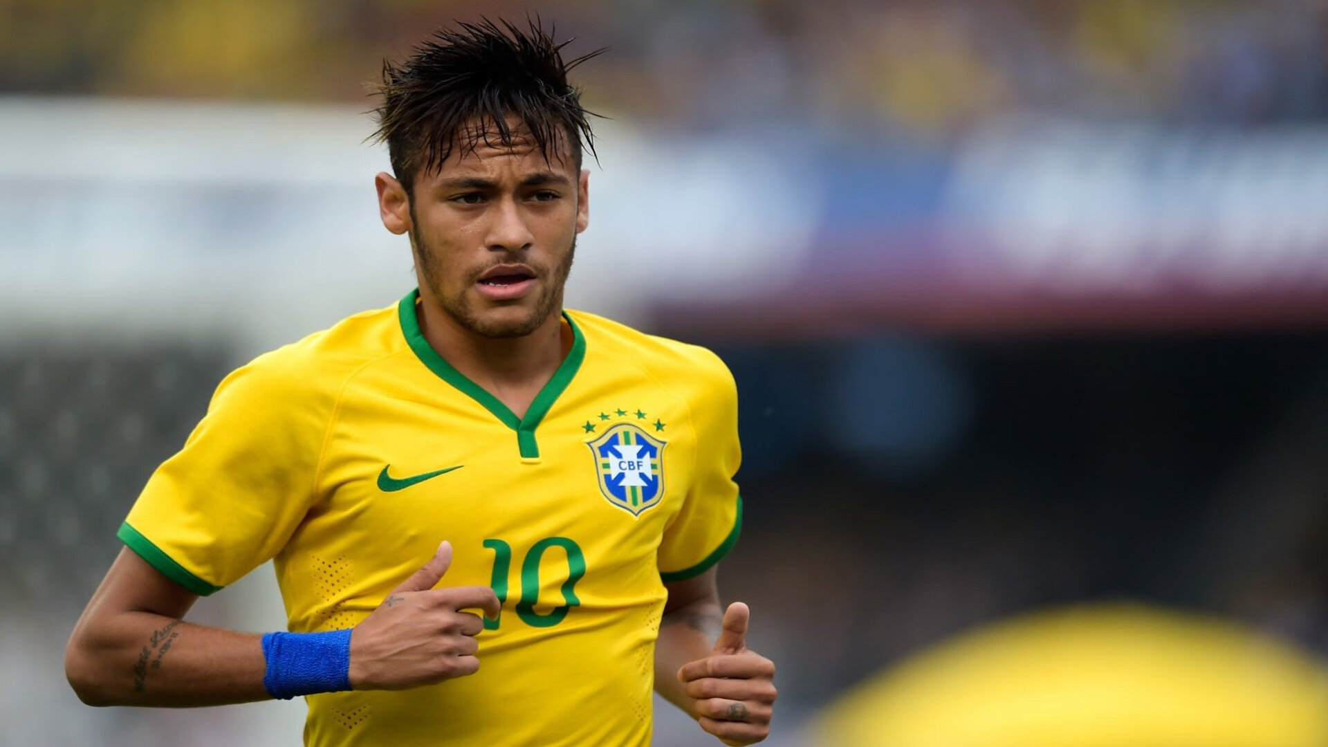 球队在关键比赛中凭借防守反击实现逆转，防守球员被进攻队员超越时,应该采用 步伐来追赶